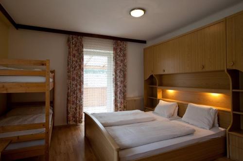 sypialnia z 2 łóżkami piętrowymi i oknem w obiekcie Gasthof Jaegerwirt w mieście Zederhaus