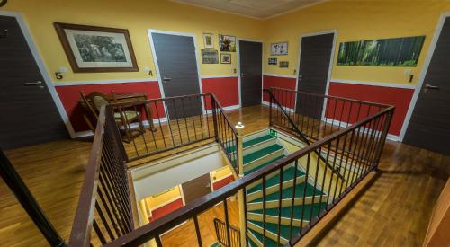 una stanza vuota con scale in un edificio di Pension Menge a Bad Schandau