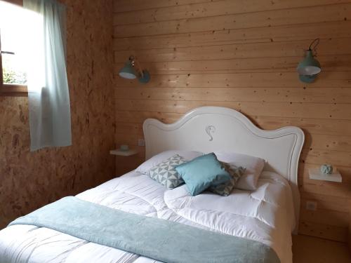 Ένα ή περισσότερα κρεβάτια σε δωμάτιο στο Les Pilotis Du Cognac