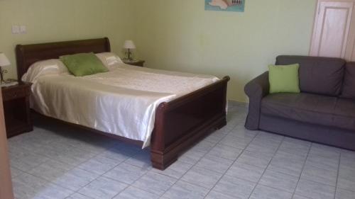 Un pat sau paturi într-o cameră la Le Saint Victor