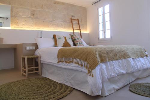 een slaapkamer met een groot bed en een raam bij S'Esparteria Hotel in Ciutadella