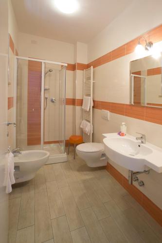 a bathroom with two sinks and a shower and a toilet at Giglio Del Conero in Numana