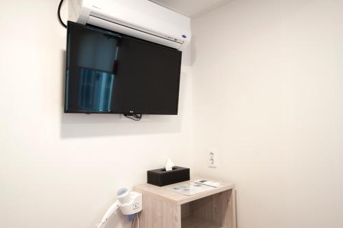 K ゲストハウス 西面 1にあるテレビまたはエンターテインメントセンター