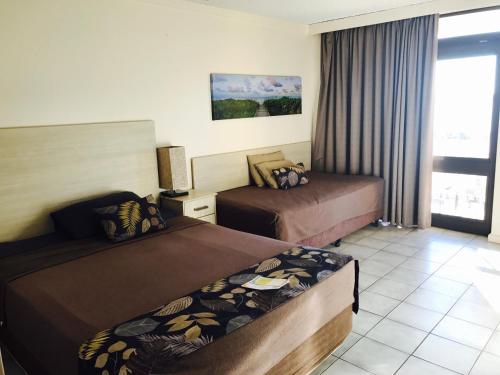 Ένα ή περισσότερα κρεβάτια σε δωμάτιο στο Dampier Mermaid Hotel Karratha