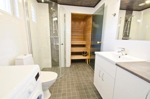 y baño con aseo, lavabo y ducha. en Holiday Club Åre Apartments, en Åre