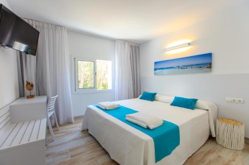 Posteľ alebo postele v izbe v ubytovaní Pinos Playa Suites