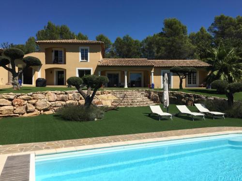 une villa avec piscine devant une maison dans l'établissement Villa Sanata, aux Arcs-sur-Argens