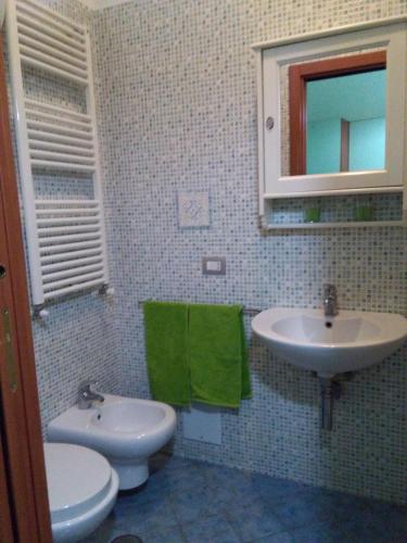a bathroom with a toilet and a sink at Domus Acanfora in Pompei