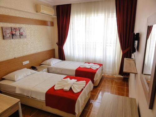 Кровать или кровати в номере Altinersan Hotel