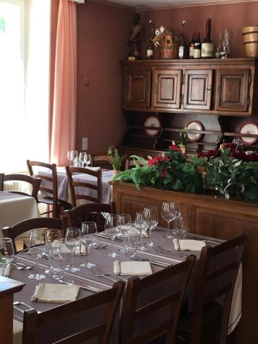 a dining room with a table with wine glasses at Hôtel de la Gare in Yvonand