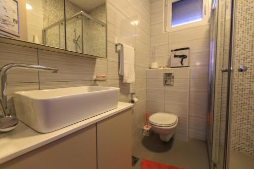 Een badkamer bij Apartmani Capri