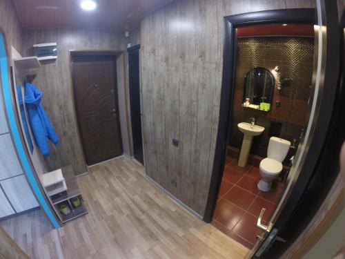 an overhead view of a bathroom with a toilet and a sink at Apartmens on Khabarovskaya in Kryvyi Rih