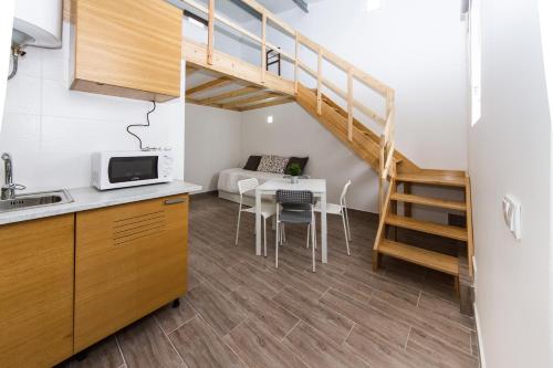 uma cozinha e uma sala de estar com um loft em Ilha da Glória - Miragaia no Porto