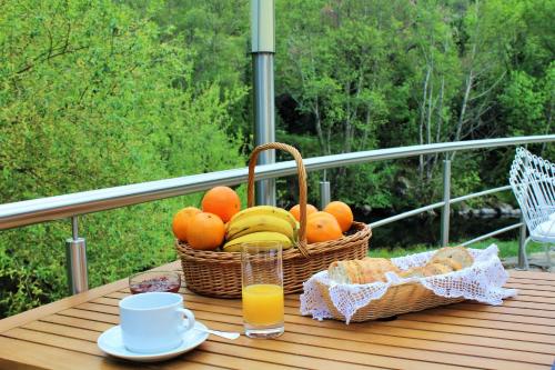 une corbeille de fruits sur une table sur un balcon dans l'établissement Moinho da Ponte Velha, à Bragance