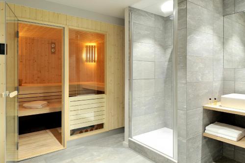ein Bad mit einer ebenerdigen Dusche und einer Dusche in der Unterkunft Home by U - Chalet 2 in Saint-Martin-de-Belleville