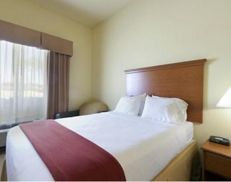 a hotel room with a large bed and a window at Holiday Inn Express Hotel & Suites Zapata by IHG in Zapata