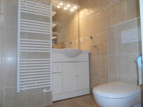 une salle de bain avec des toilettes blanches et un lavabo dans l'établissement Appartement Les Palmiers - Vacances Cote d'Azur, à Cannes