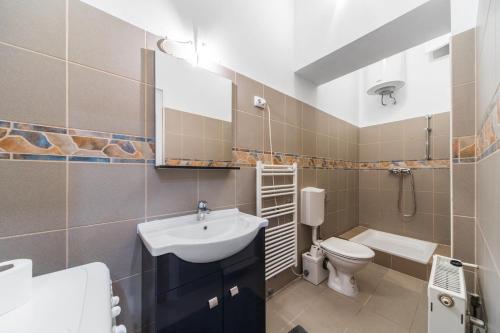 ブダペストにあるAnker Palace Apartmentのバスルーム(洗面台、トイレ付)