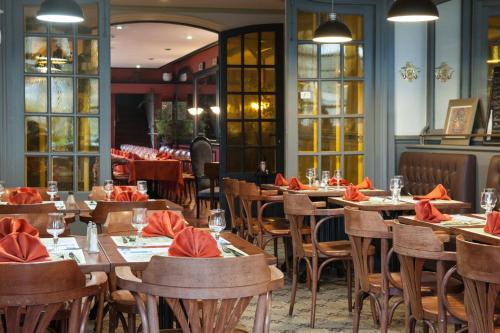 Ein Restaurant oder anderes Speiselokal in der Unterkunft Hôtel Normandy 