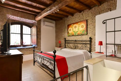 ローマにあるMaison del Fico Piazza Navonaのレンガの壁、ベッド付きのベッドルーム1室
