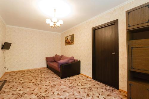 モスクワにあるStandard Apartment Brusnika on Garibaldi 17のリビングルーム(ソファ、ドア付)