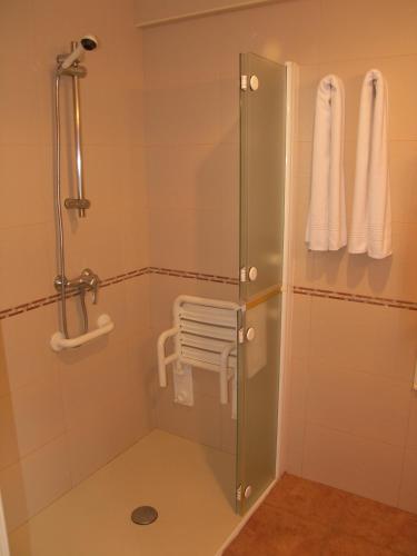 a shower with a glass door in a bathroom at Melida Ostatua in Ermua