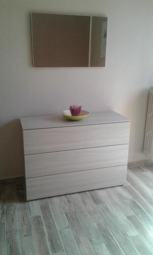 a white dresser with a plate on top of it at Appartamento Sophia in Collegno