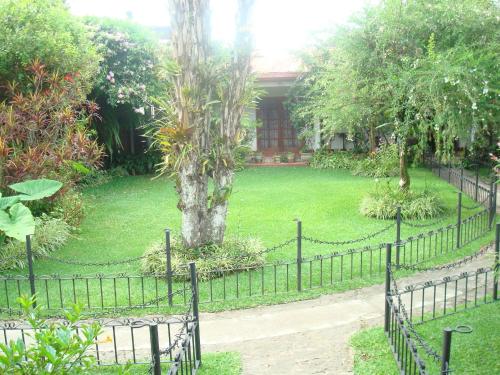 a black fence in front of a yard at Hotel Casa Duranta in Cobán