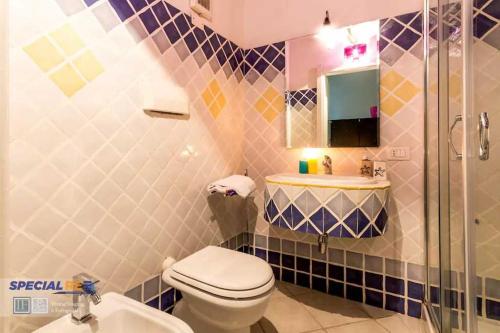 カリアリにあるMonolocale Stampaceのバスルーム(トイレ、洗面台付)
