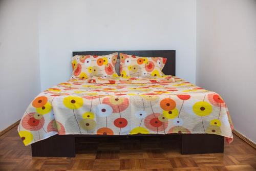 コンスタンツァにあるEva Apartmentのベッドルーム1室(花柄のベッドカバー付)