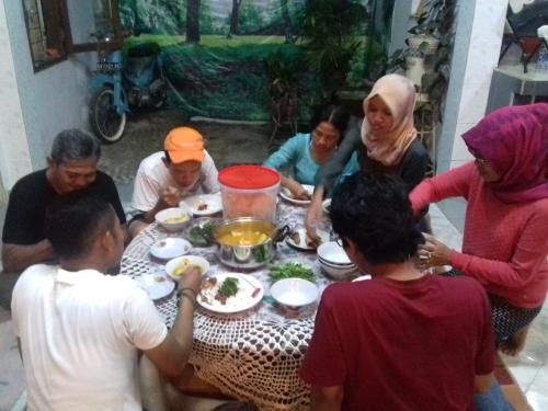 a group of people sitting around a table eating food at Belitung Backpacker in Tanjungpandan