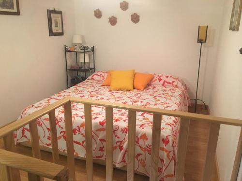 una camera da letto con un letto con cuscini arancioni sopra di Casa Azzurra a Ischia