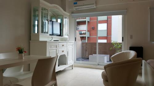 cocina con mesa, sillas y ventana en Loft Almagro en Buenos Aires