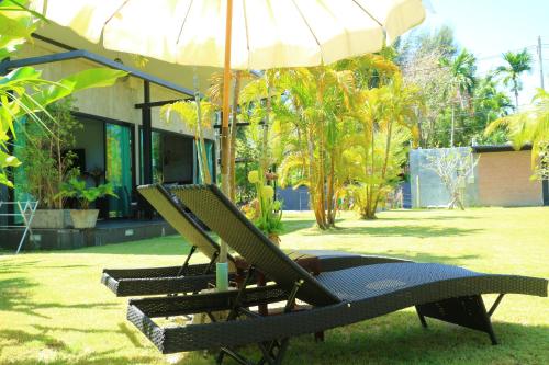 Taman di luar Baan Norkna Bangtao