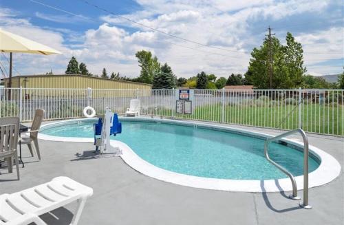 een zwembad in een tuin met een hek bij Americas Best Value Inn - Carson City in Carson City