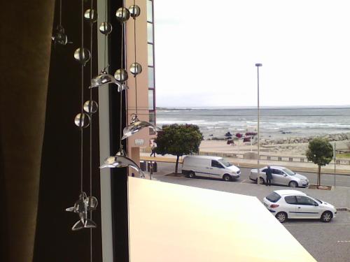 a room with a view of the beach and cars at Apartamento T2 in Vila Praia de Âncora