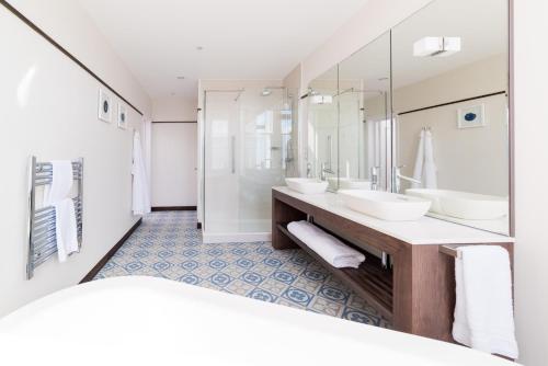Bathroom sa The Perle Oban Hotel & Spa