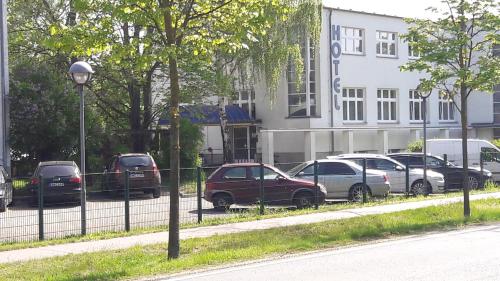 a group of cars parked in front of a building at Amarillo Hotel Velten in Velten