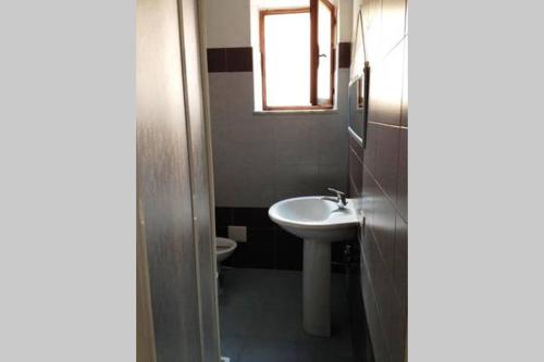 カルロフォルテにあるCasa Olandaのバスルーム(洗面台、トイレ付)