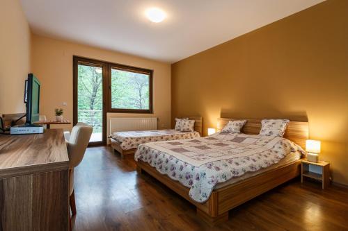 Ліжко або ліжка в номері Guest house Boračko Lake