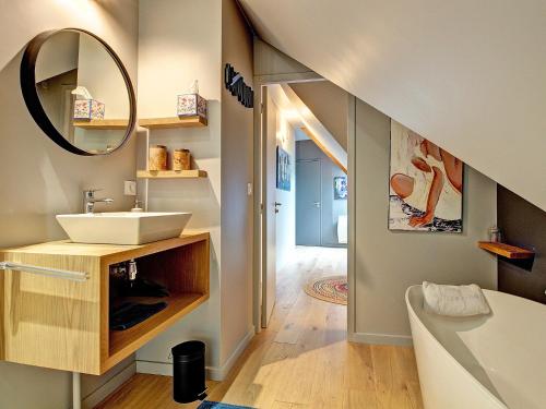 uma casa de banho com um lavatório e um espelho em Le bouddha du lac em Saint-Germain-de-Tallevende