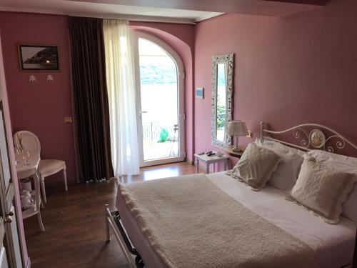 Un pat sau paturi într-o cameră la B&B Lago Maggiore