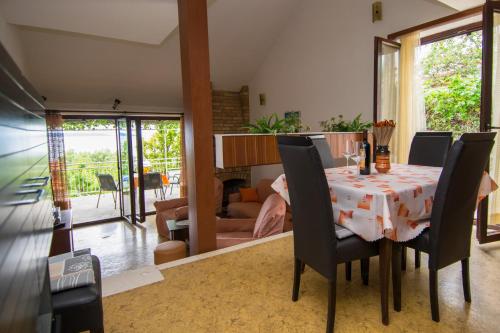 een eetkamer met een tafel en stoelen en een woonkamer bij Vacation Home Mirjana in Seget Vranjica