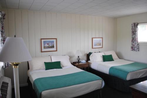 Ένα ή περισσότερα κρεβάτια σε δωμάτιο στο Rock Ledge Motel