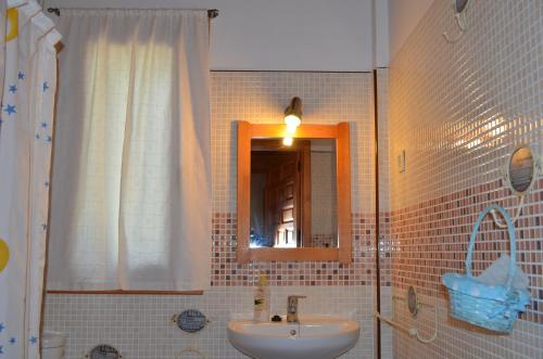 La salle de bains est pourvue d'un lavabo et d'un miroir. dans l'établissement Apartamentos Paraje San Gines, à Andújar