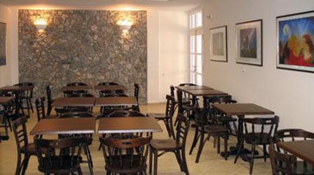 un grupo de mesas y sillas en una habitación en Naias, en Livadion