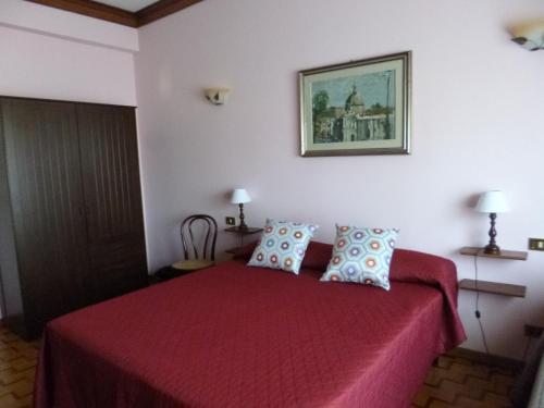 ローマにあるGianicolo Residenza Cariniのベッドルーム1室(赤いベッドカバー付)