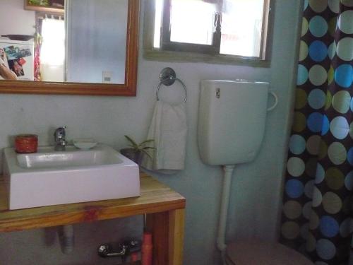 y baño con lavabo, aseo y espejo. en Loft en La Juanita, en José Ignacio