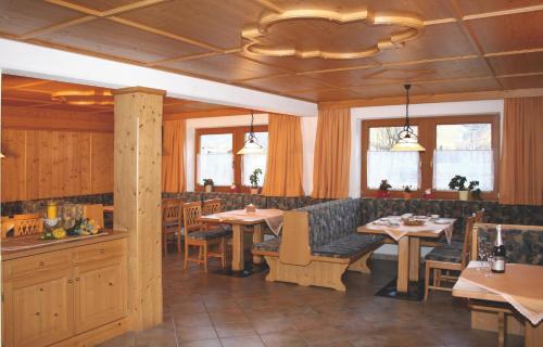 um restaurante com mesas e cadeiras num quarto em Schwoagerhof em Fügen