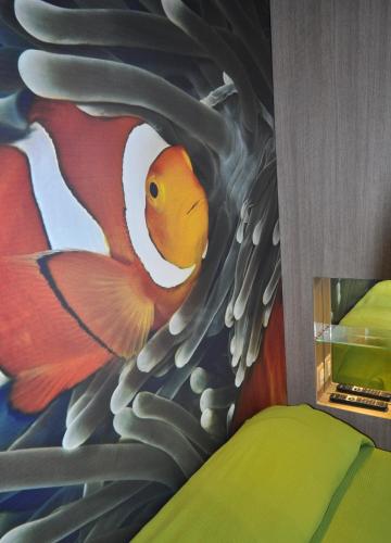 a painting of a clown fish on a bedroom wall at Hotel Miramare in Pineto
